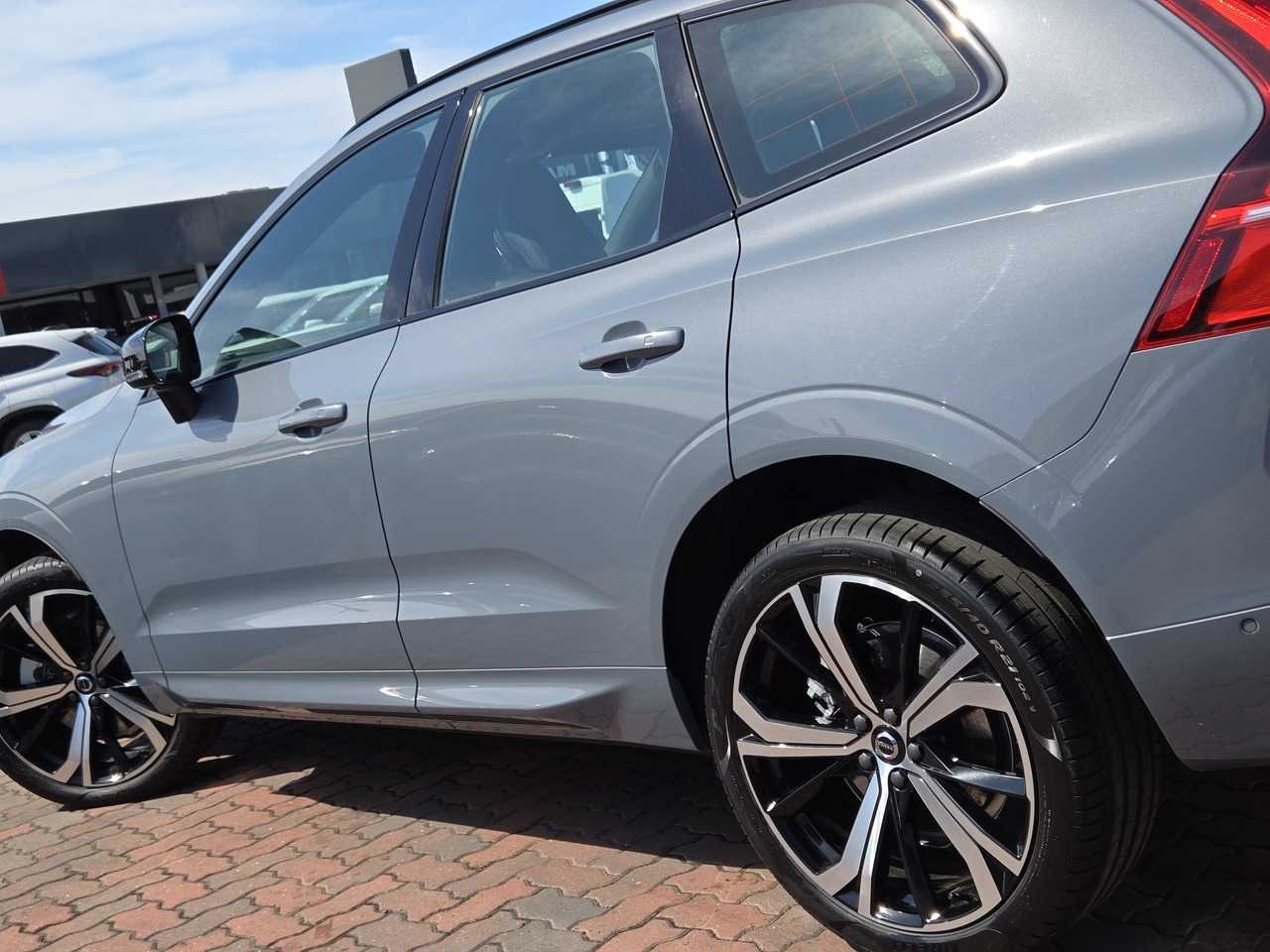 Volvo  XC60 Ultimate, B6 AWD mild hybrid, Petrol, Dark